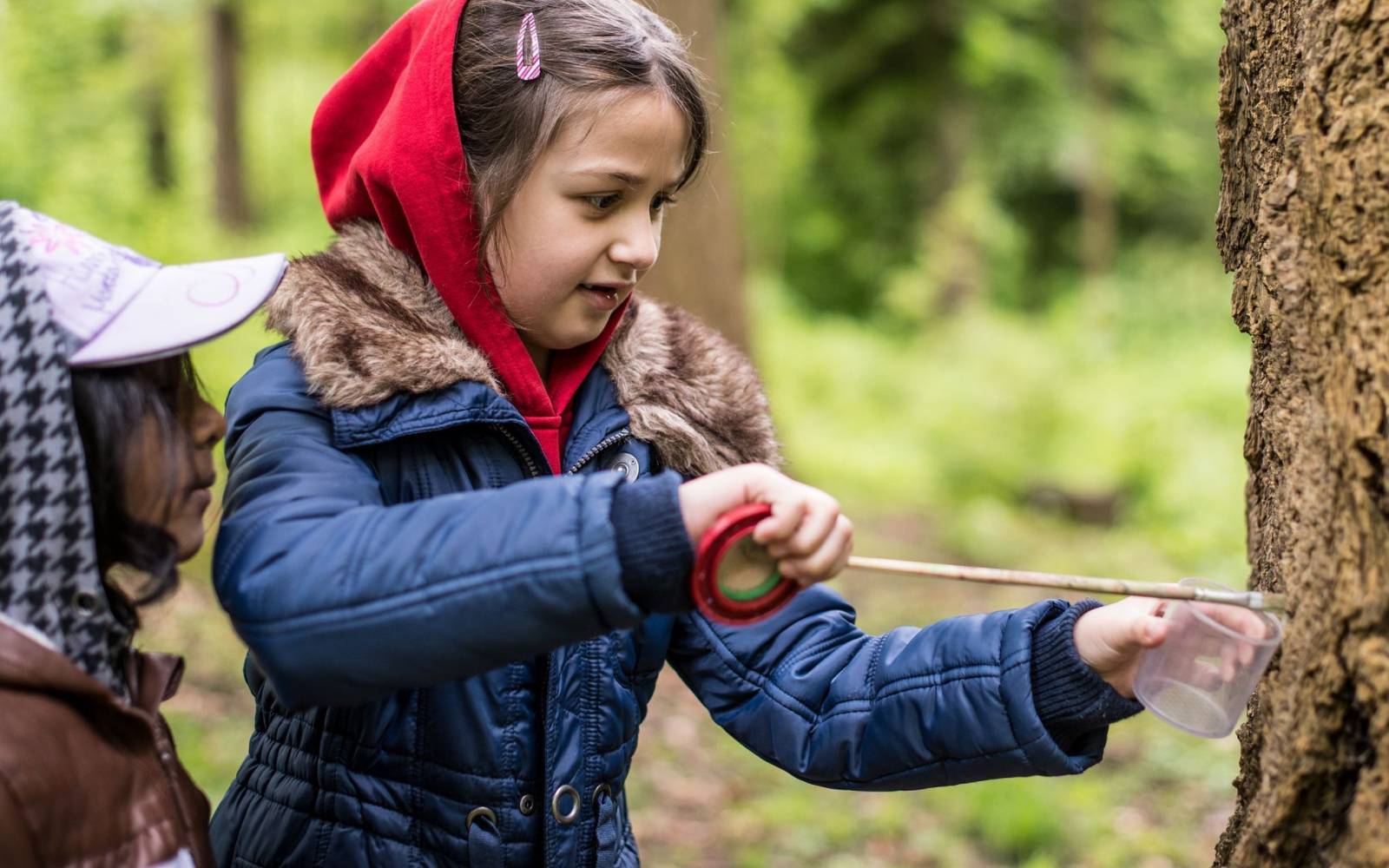 Draussen unterrichten - die Kinder sitzen im Kreis