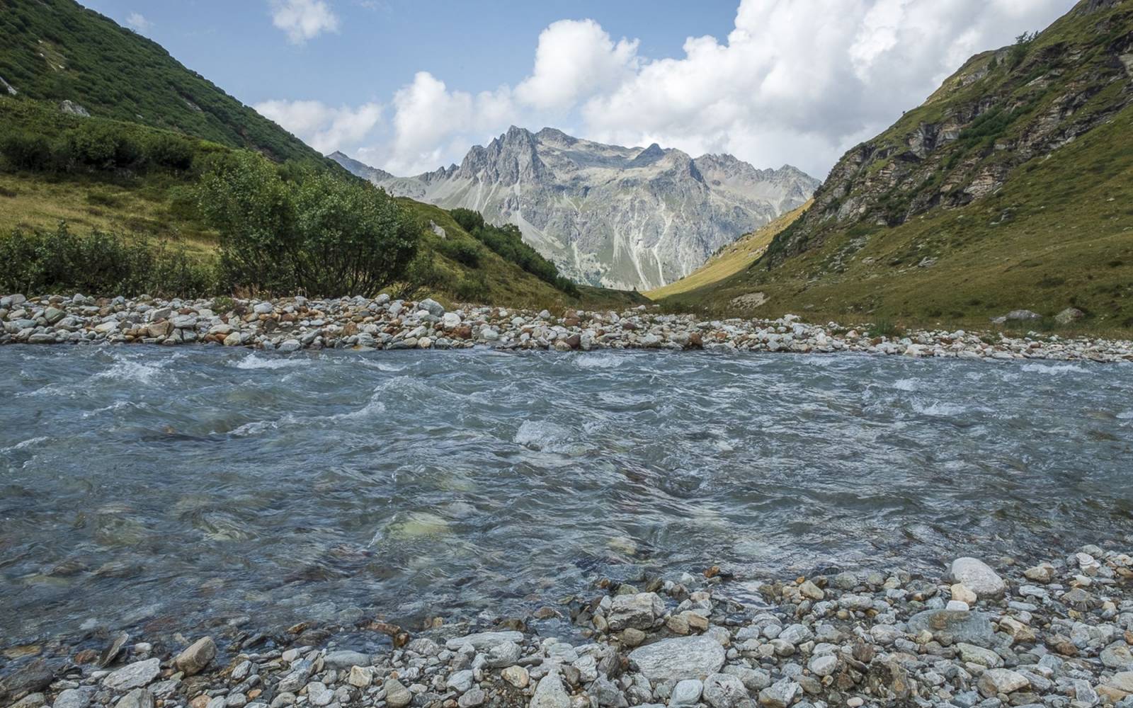 Sicht auf den Fluss Aua da Fedoz