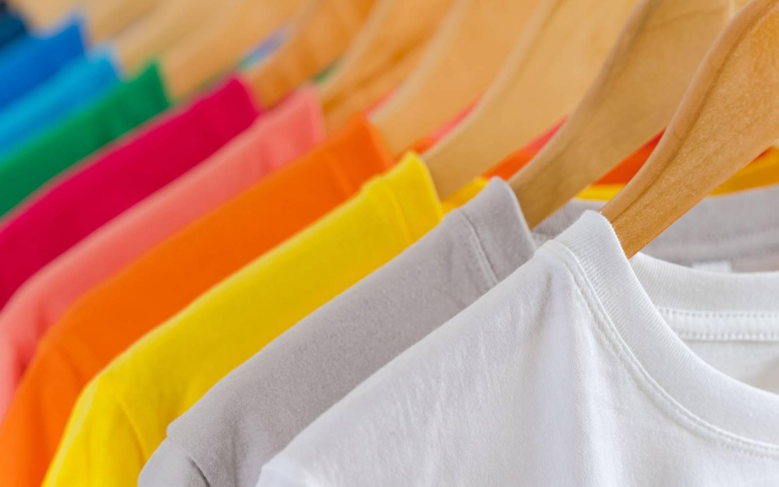 Farbige T-Schirts auf Kleiderbügeln