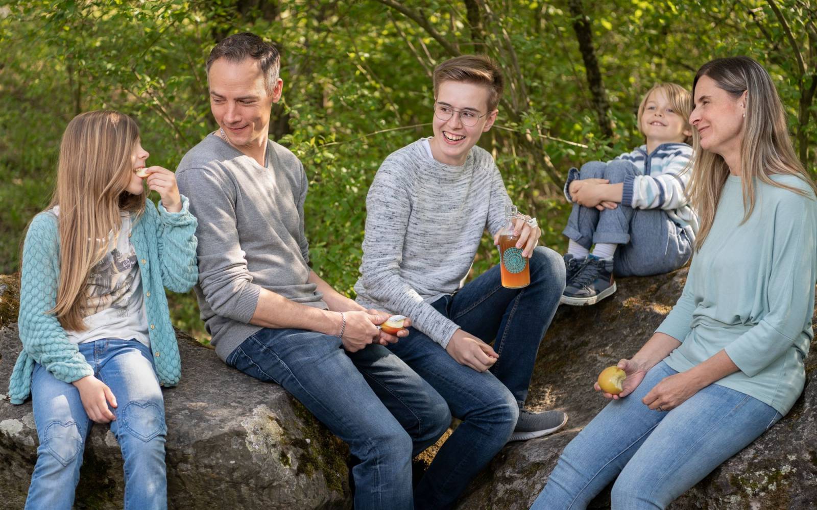 Familie an einem Picknick im Wald