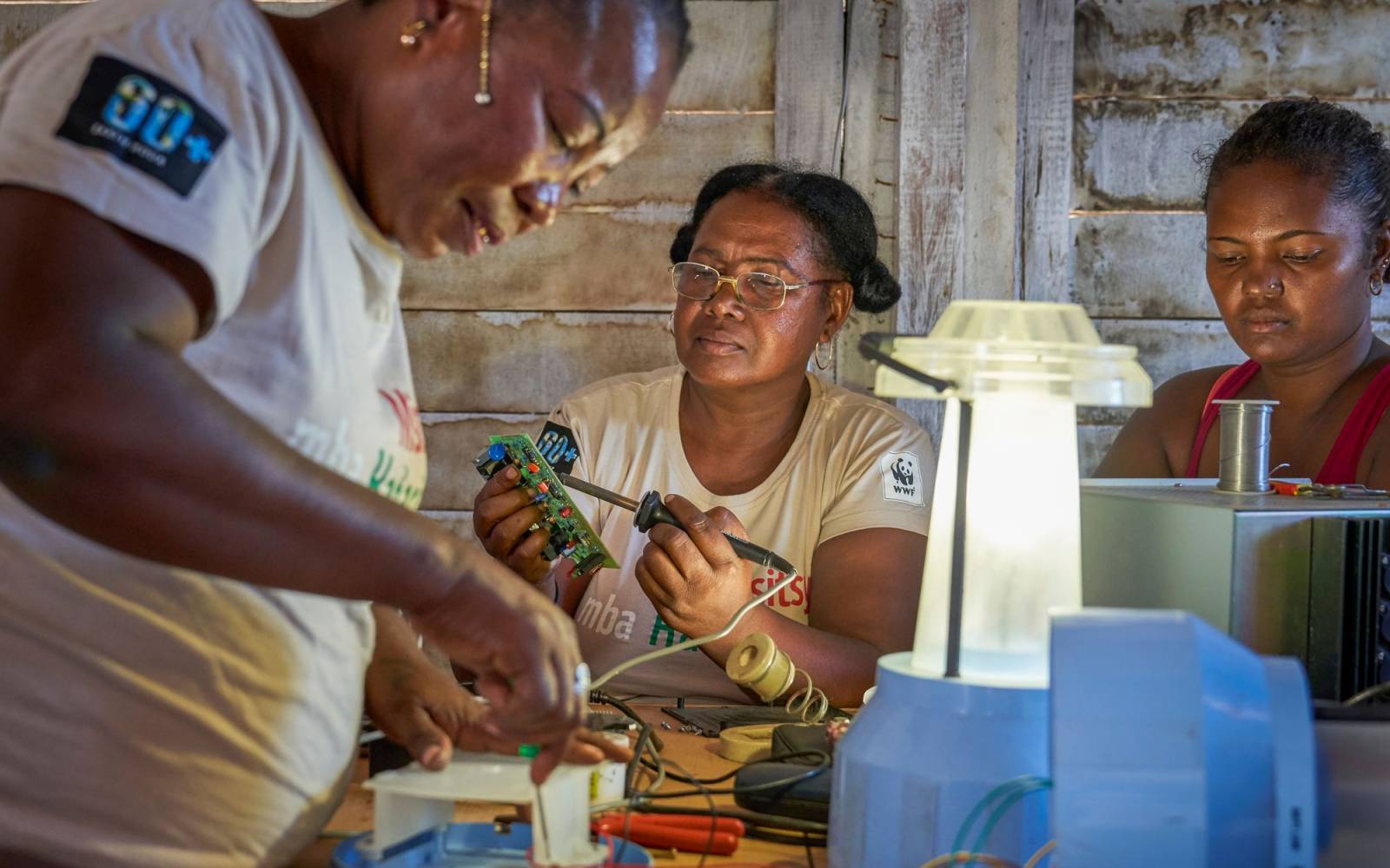 Solaringenieurinnen des Barefoot College reparieren Solarlampen in Madagaskar