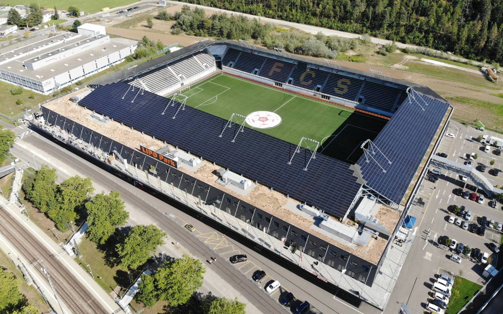 Fussbalstadion mit Solaranlagen auf dem Dach