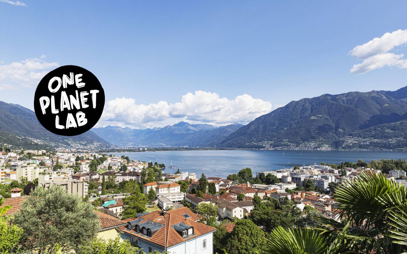 Häuser am Lago Maggiore in der Schweiz mit One Planet Lab Logo