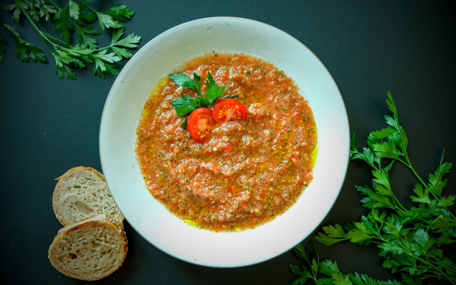 Schüssel mit Gazpacho und Deko-Tomaten
