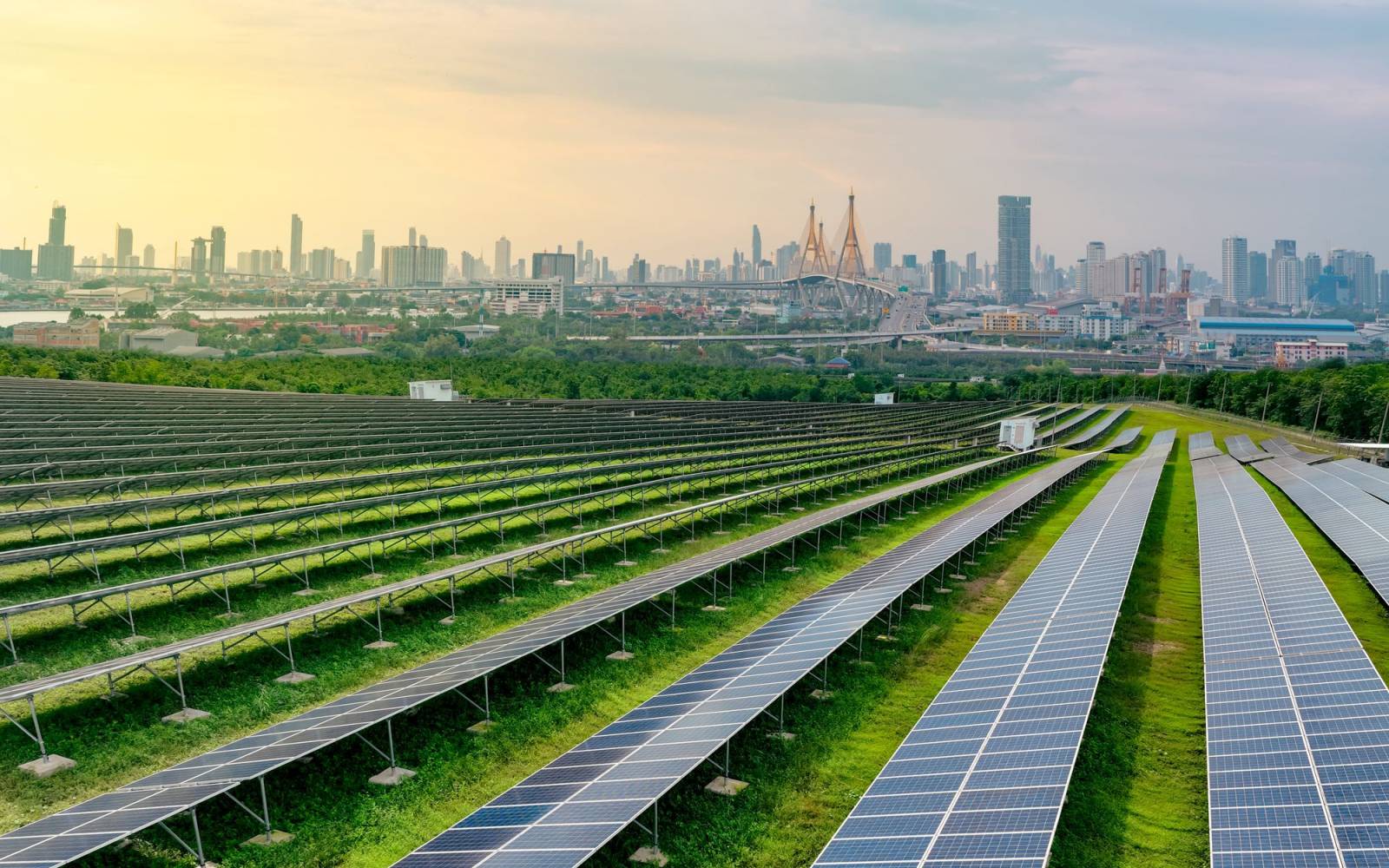 Nachhaltige Stadt mit grüner Energie und Netto-Null-Emissionen.