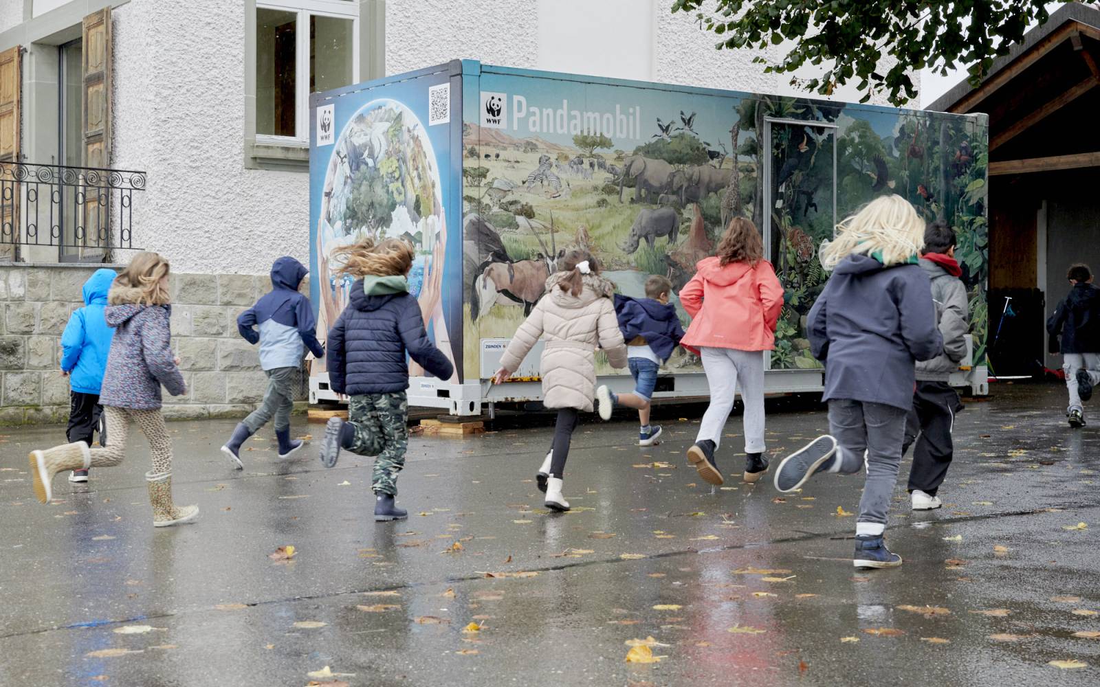 Kinder rennen zum Pandamobil-Container