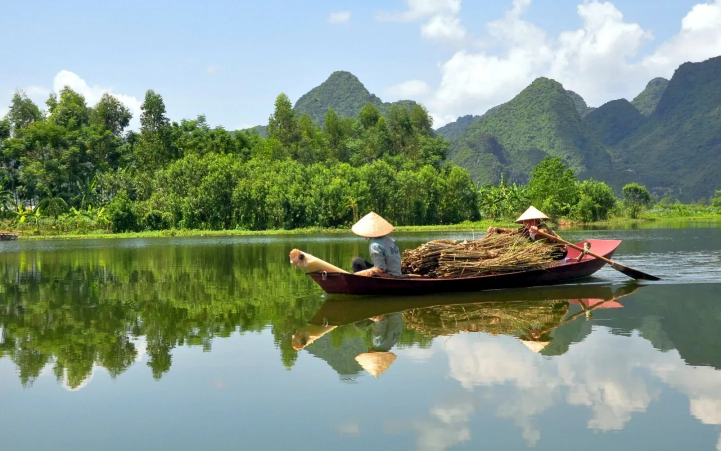 Zwei Fischer in einem rustikalen Boot auf dem Mekong