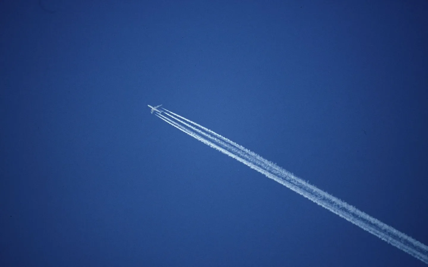 Flugzeug mit Kondensstreifen