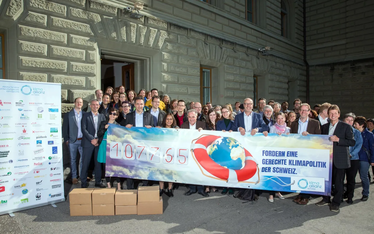 Die Klimaallianz, zu der auch der WWF gehört, überreicht in Bern eine Petition.