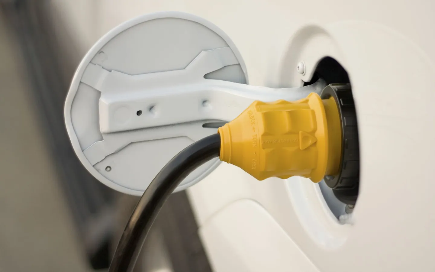 Elektrisches Auto bei der Ladung