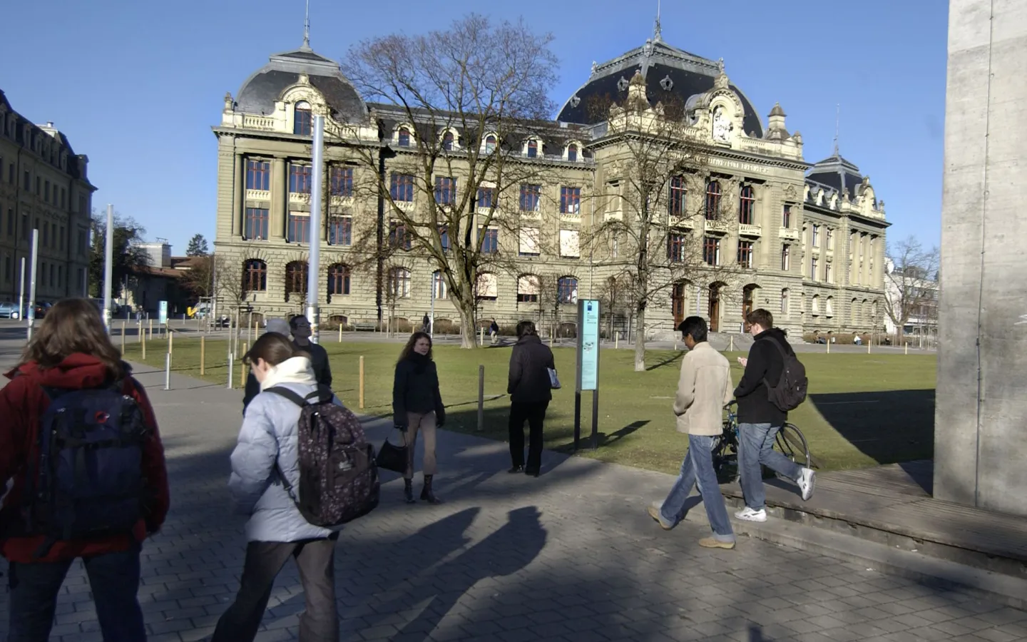 Universität Bern mit Menschen