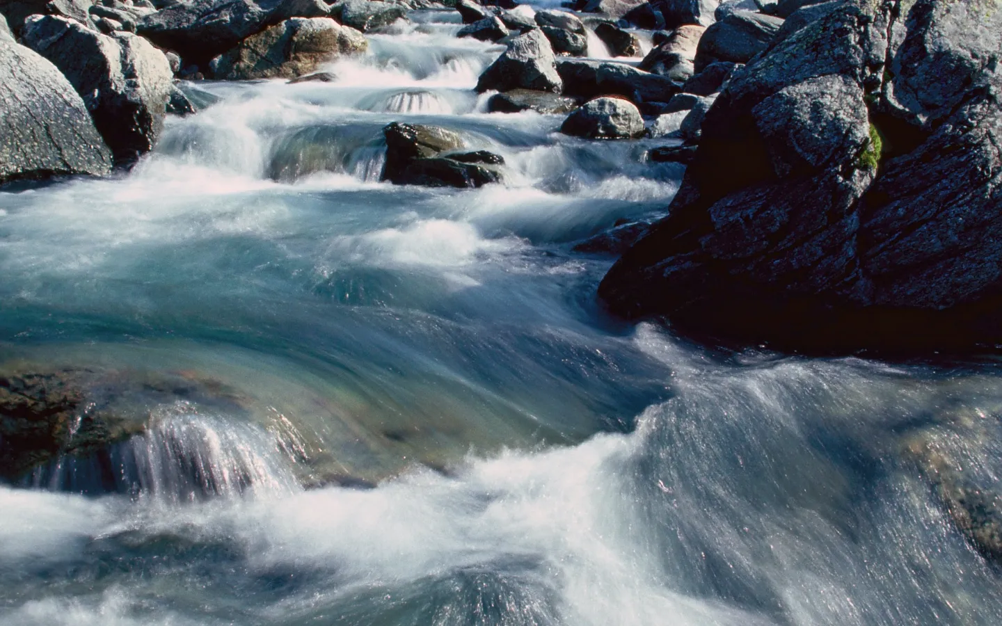 Schweizer Fluss Areuabach