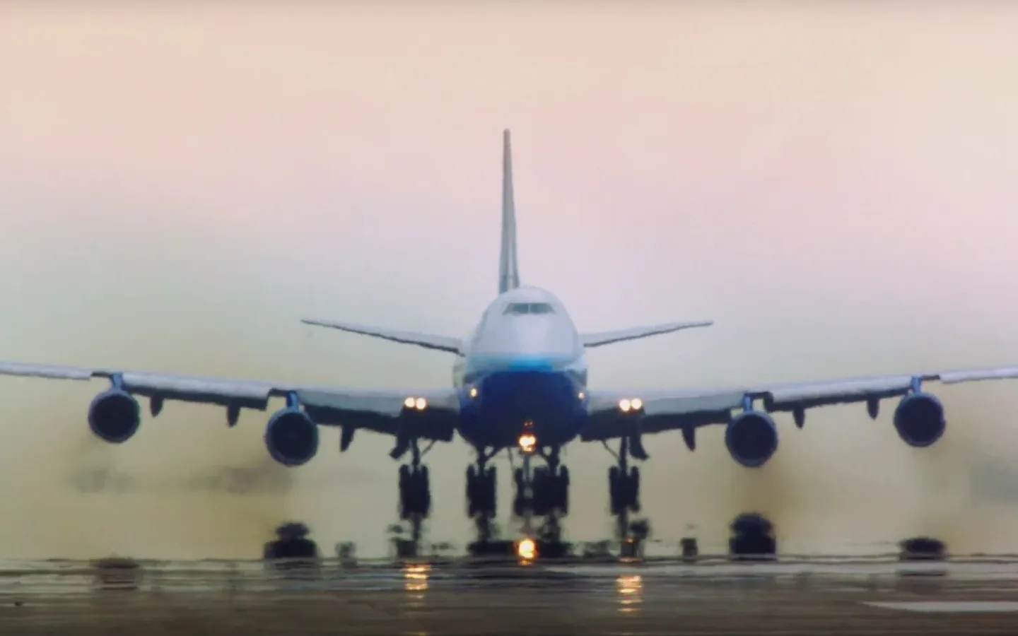 Flugzeug auf der Startbahn