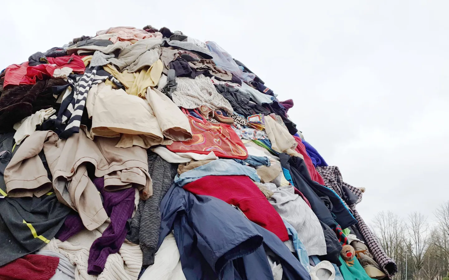 Ein haufen Kleider aufeinander gestapelt