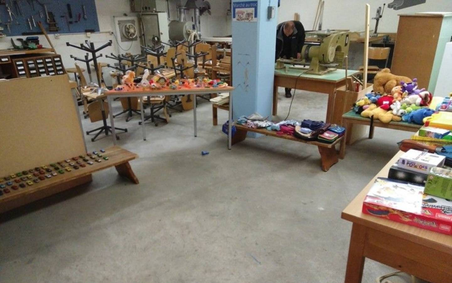 Die Schulklassen organisieren eine Spielzeug-Tauschbörse, Schweiz.