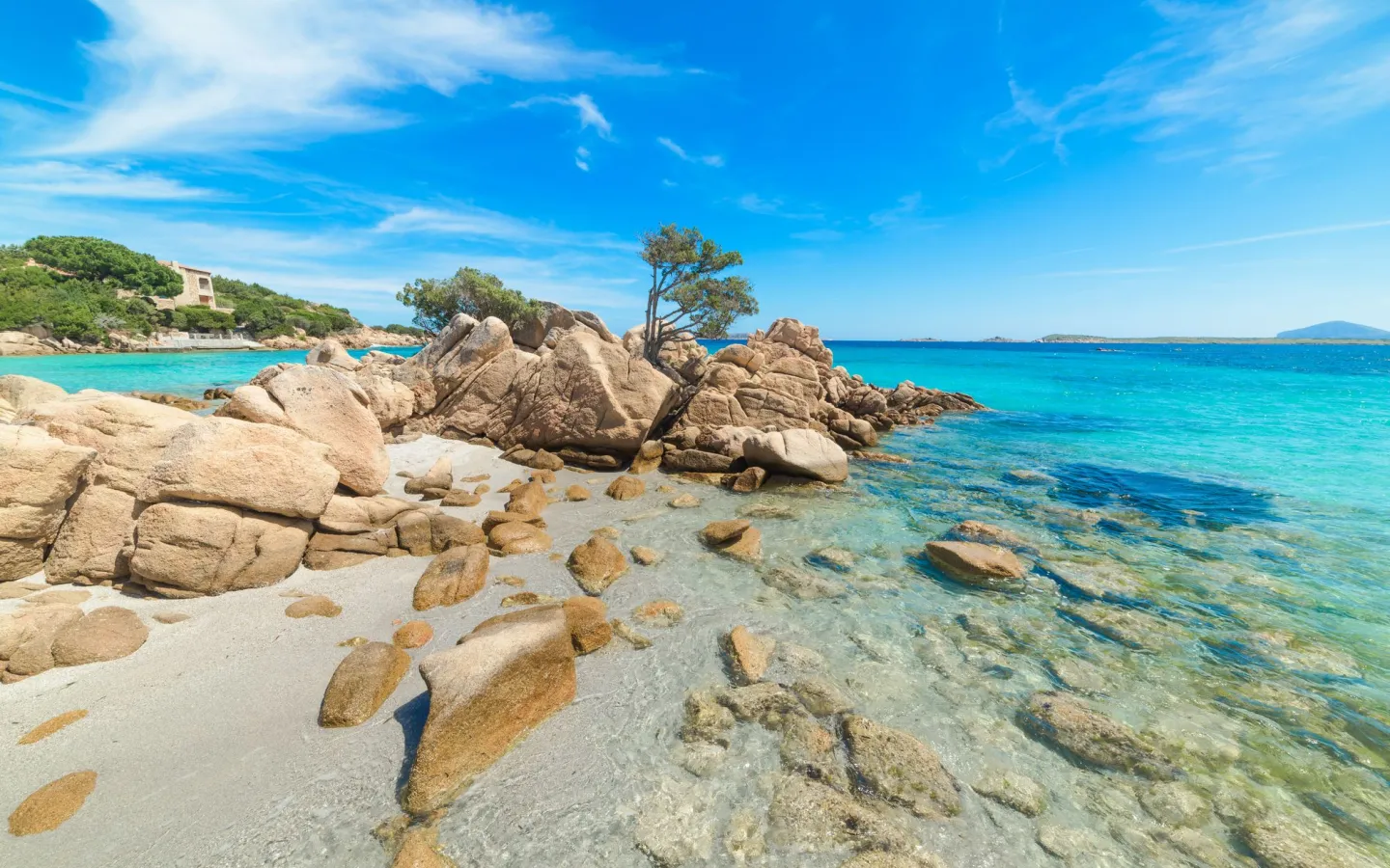 Strand mit Felsen und türkisblauem Wasser in italien
