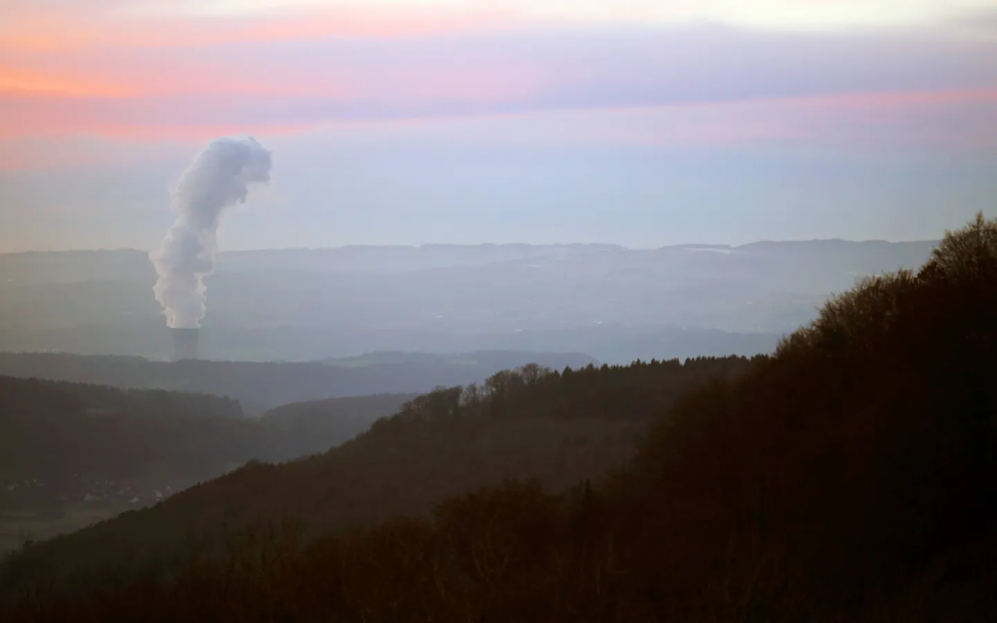 Blick von der deutschen Seite auf das Kernkraftwerk Leibstadt auf der schweizer Seite