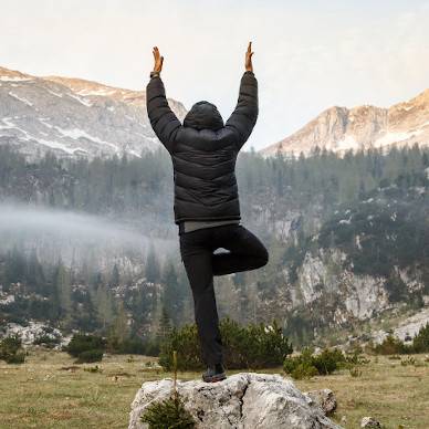 Ein Macht macht im Yoga die Baumpose