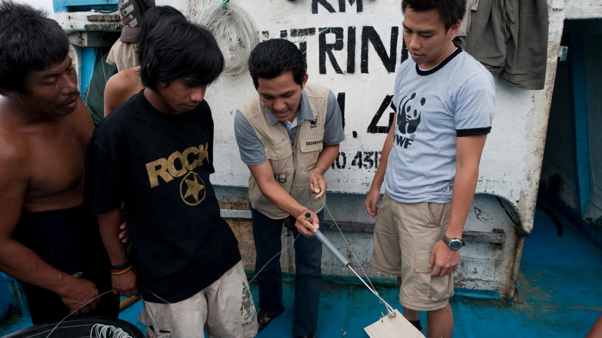 il personale del WWF mostra pescatori indonesiani nuovi metodi di pesca, Bitung, North Sulawesi, Indonesia