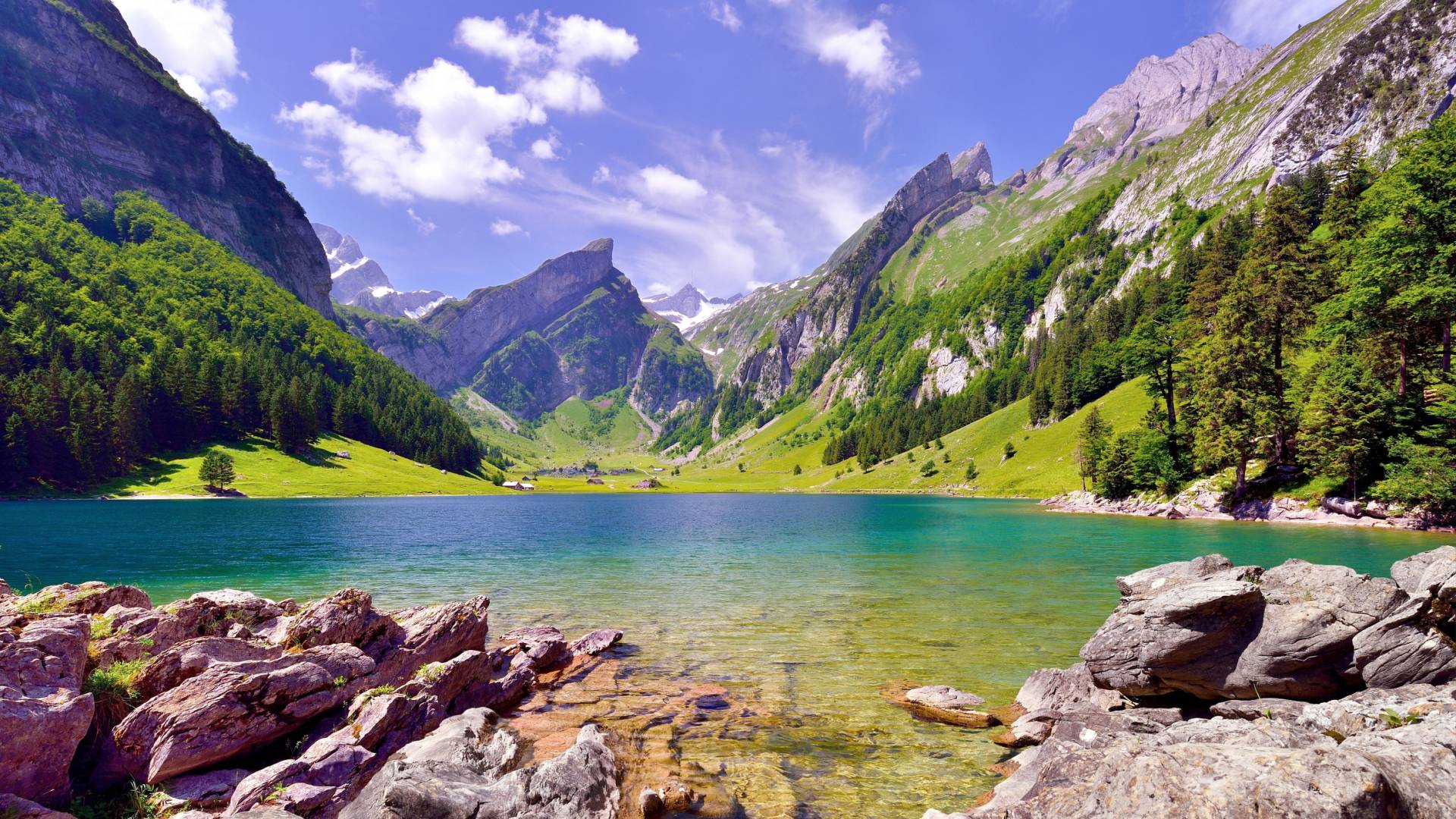 Seealpsee im Alpsteingebirge mit Säntis im Hintergrund
