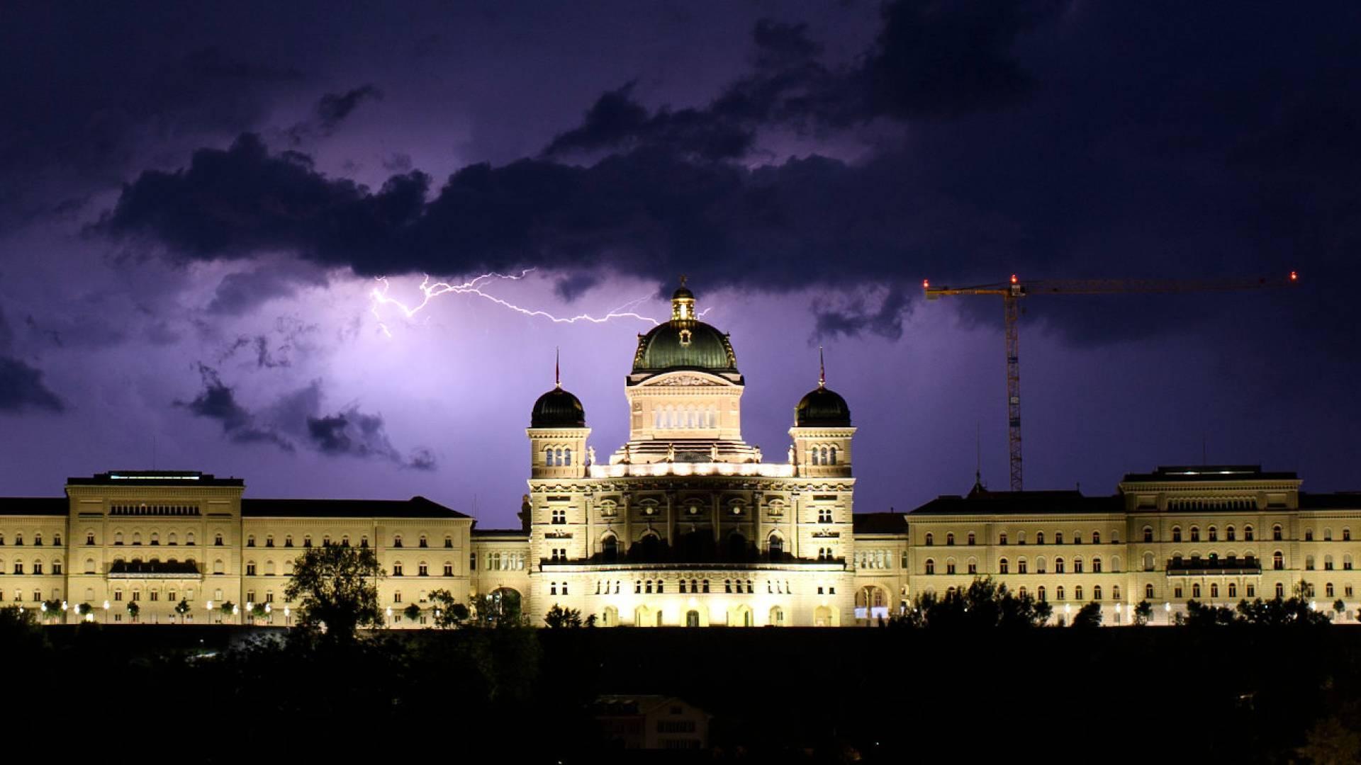 Bundehaus mit Blitz