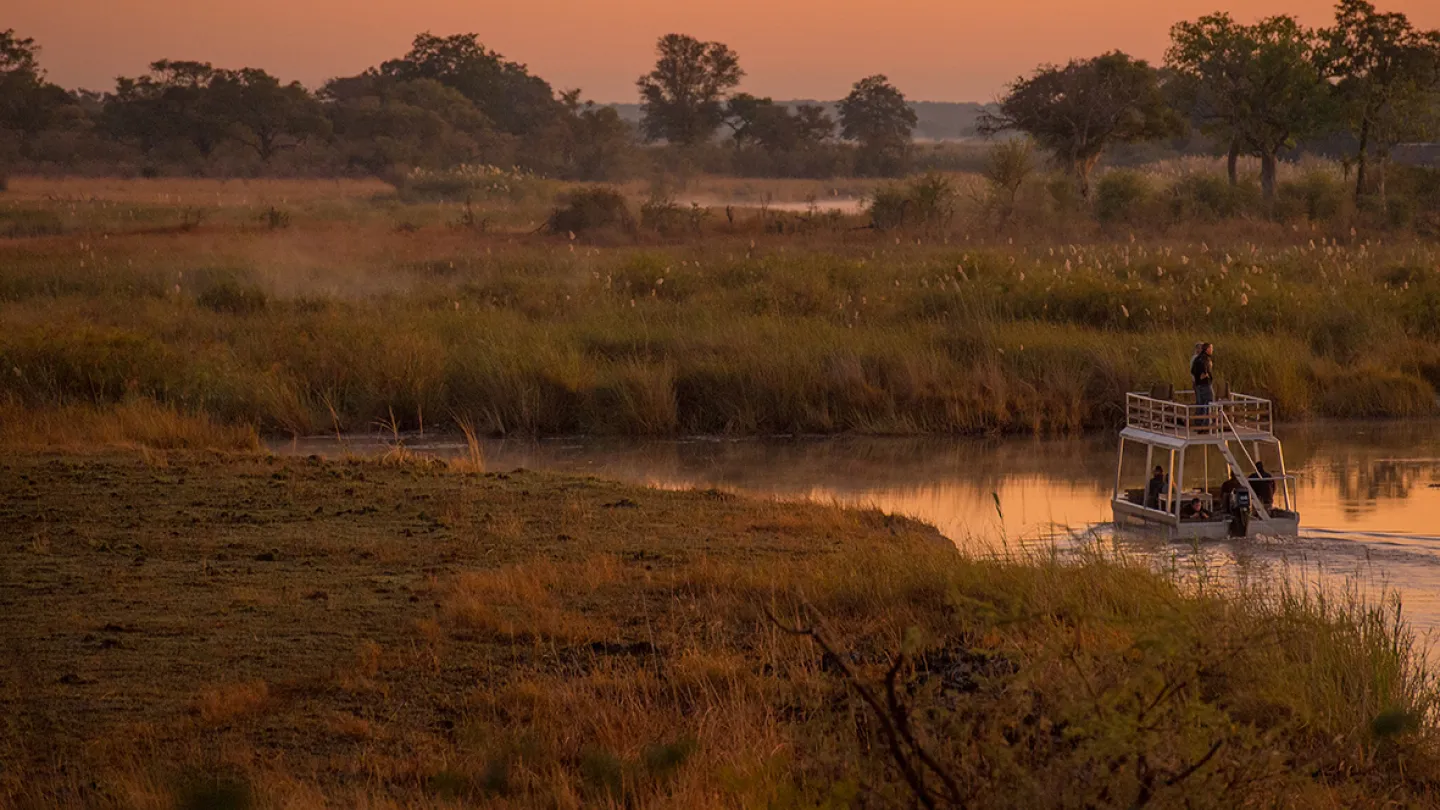 I turisti guidano su una barca in Bwabwata parco in Namibia