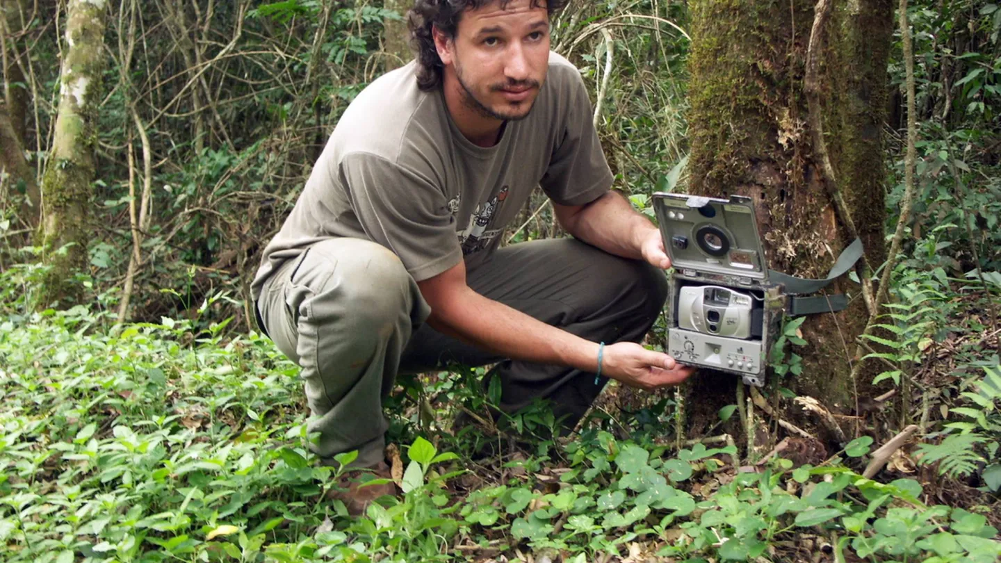 il personale del WWF mostra caso foto