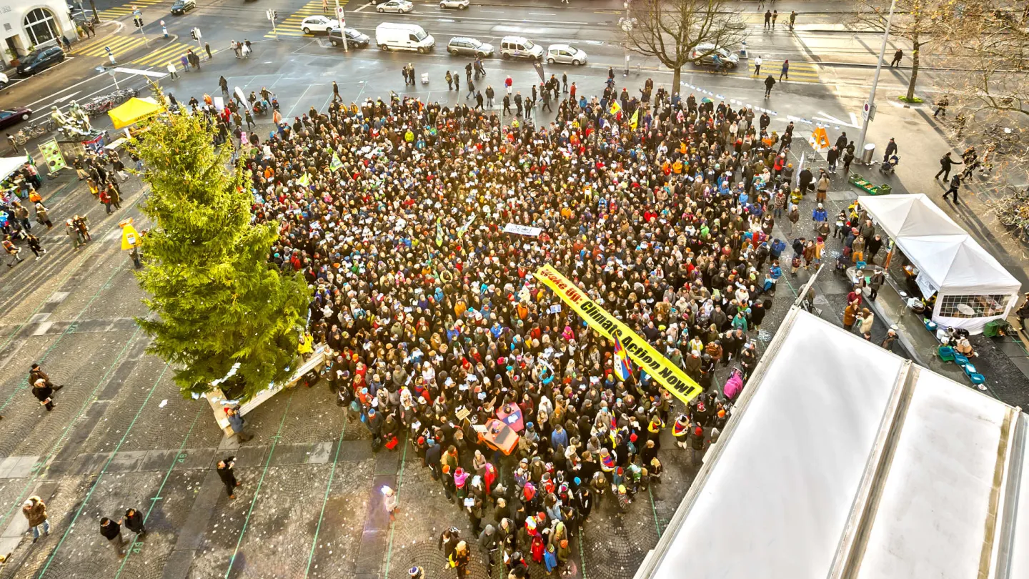 Les gens à Zurich forment un coeur