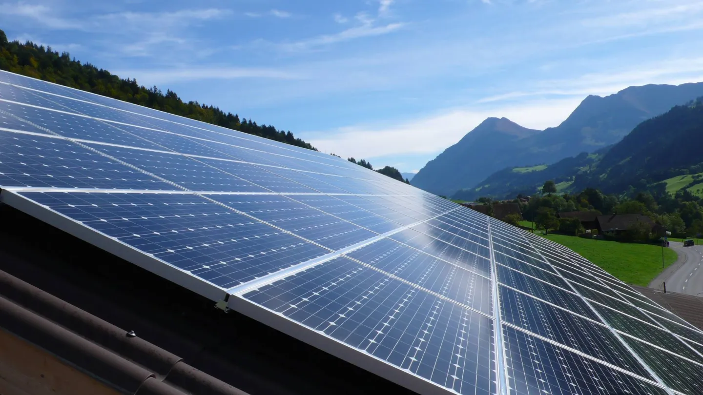 Les panneaux solaires installés sur le toit