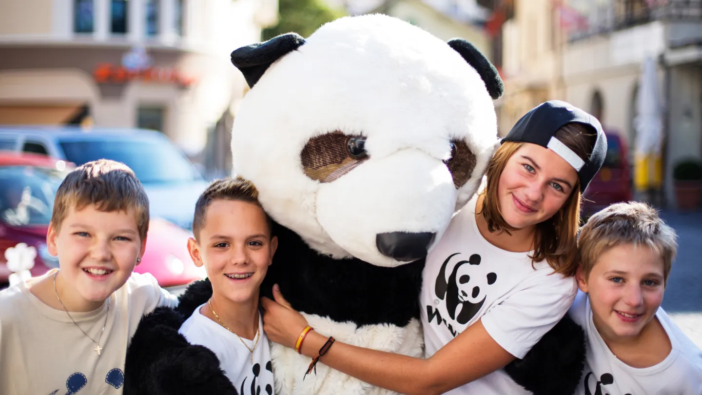 Les enfants célèbrent avec Panda le 30e anniversaire du WWF Haut-Valais, Suisse