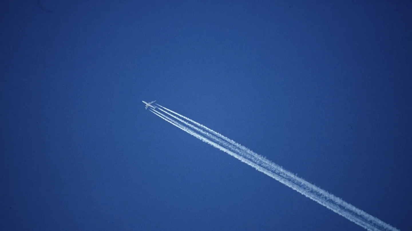 Avion avec contrails