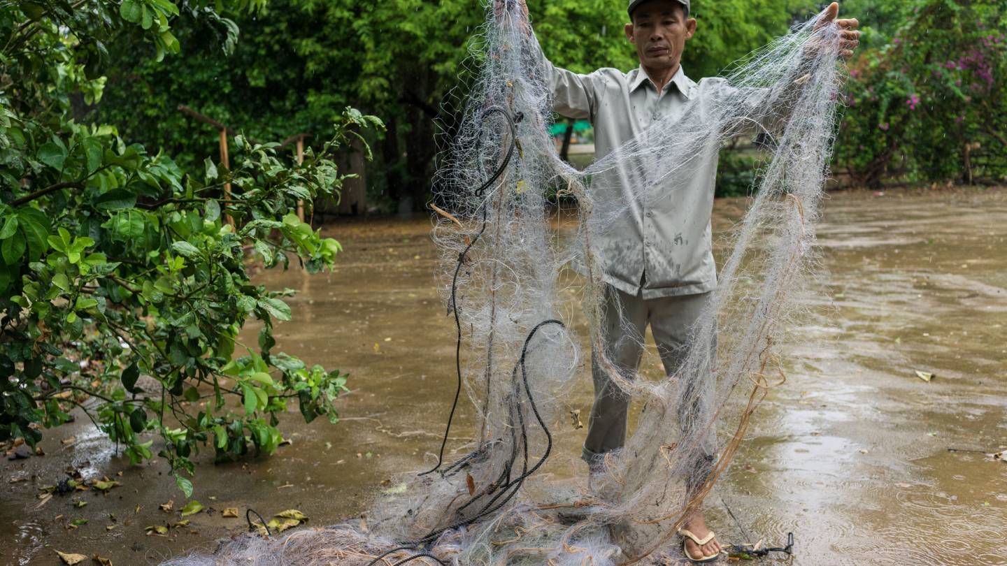 Ein Fluss-Ranger konfisziert ein illegaler Fischernetz, Kratie, Kambodscha