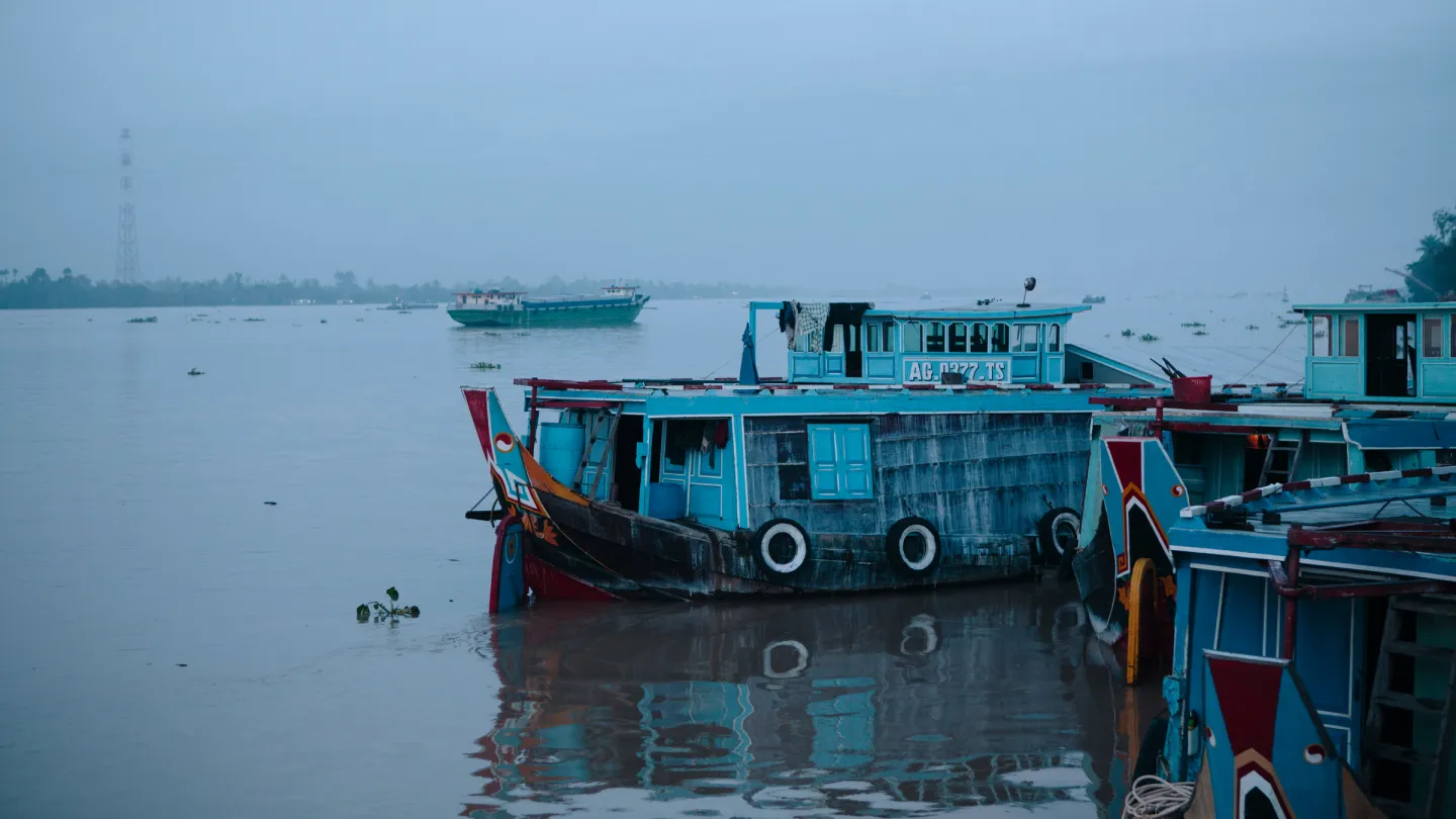 Un bateau de pêche amarré Lays à l'aube sur le delta du Mékong, au Vietnam. Juillet 2012. 2ème pisciculture Pangasius.