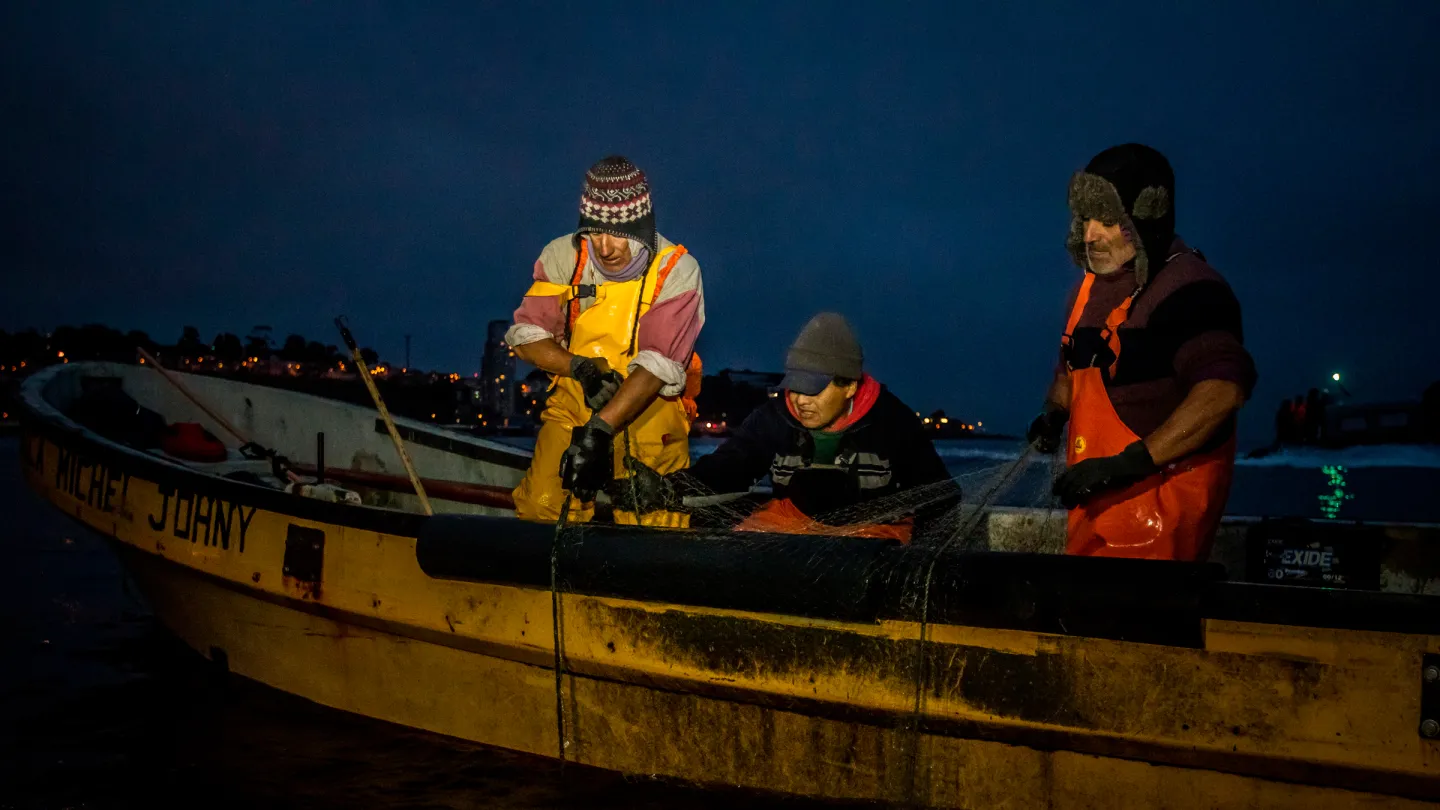 Les pêcheurs locaux tirant filet de l'eau, Valparaiso, Chili