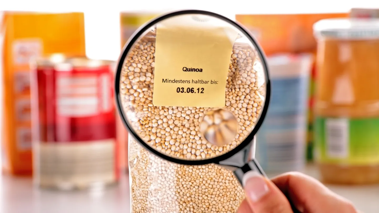 Frau nimmt Haltbarkeitsdatum unter die Lupe