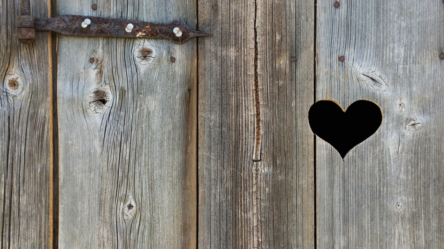 Herz in einer Holztür