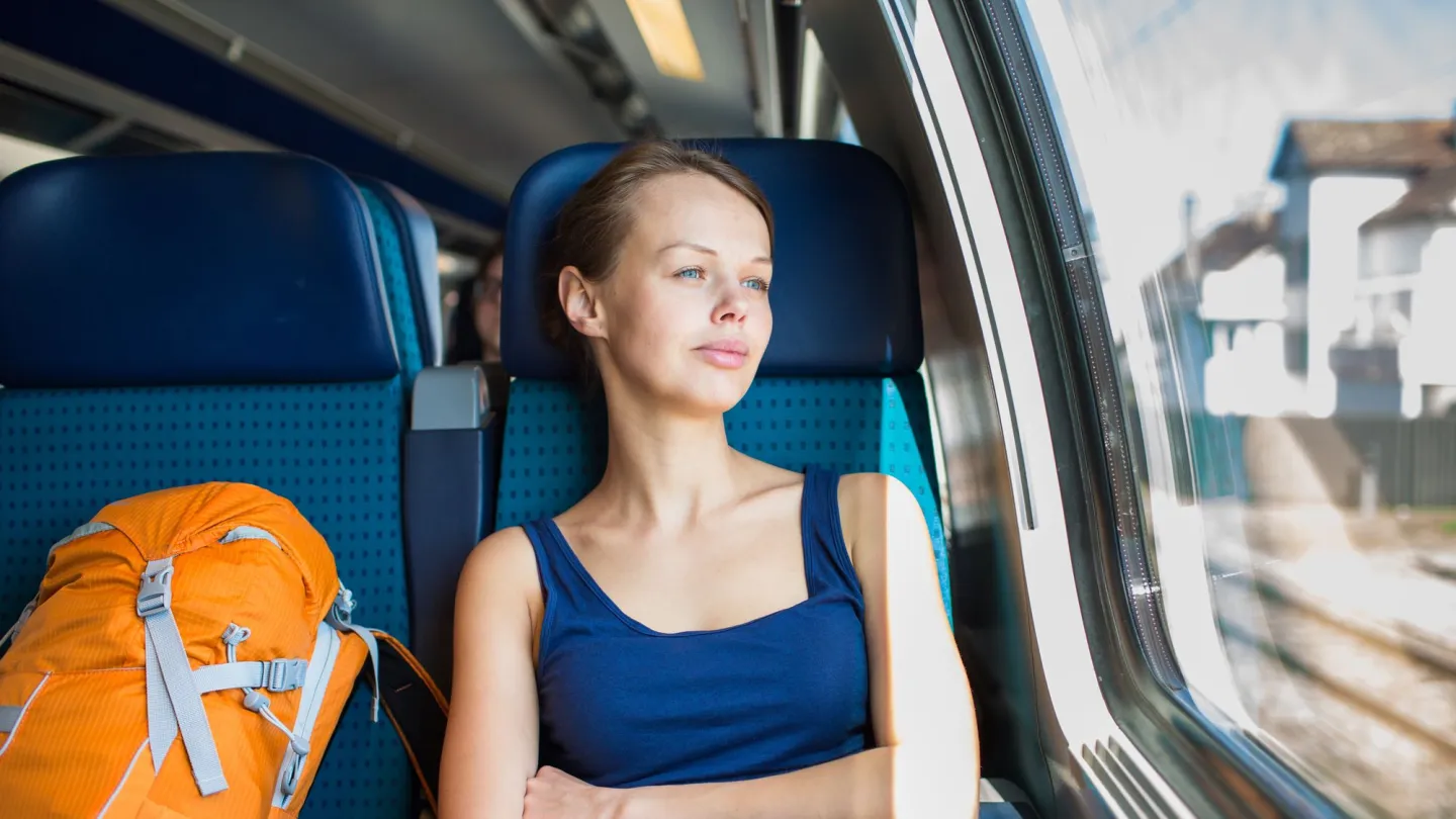 Femme voyageant dans le train