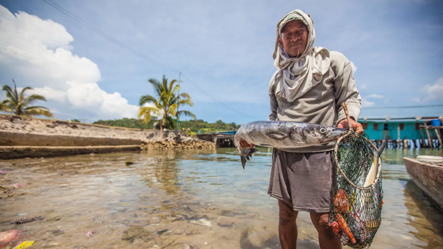 Un résident montre sa proie de pêche, Tun Mustapha Park