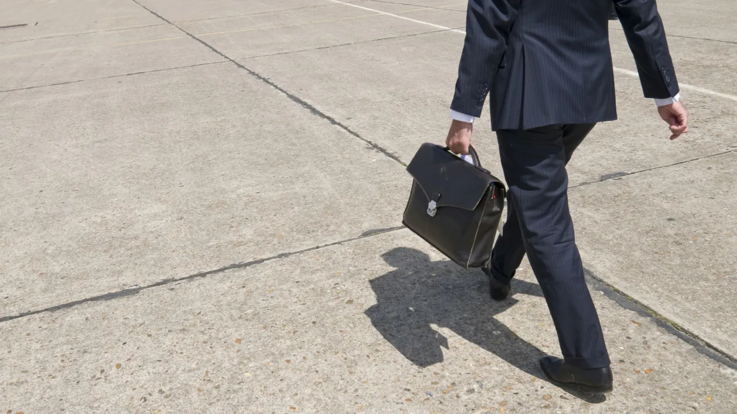 Homme d'affaires en cours d'exécution avec une mallette pour travailler