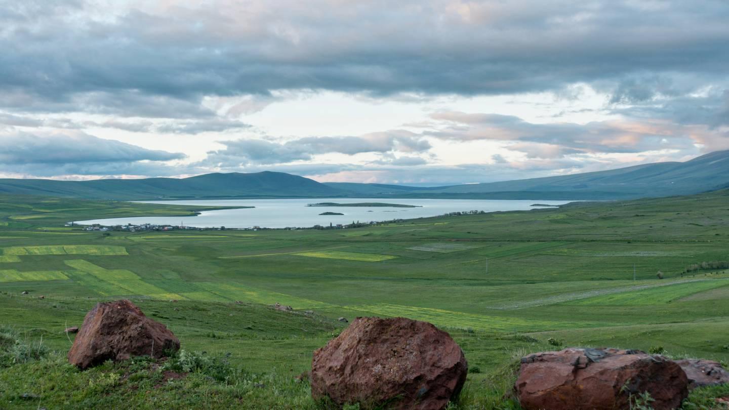 Le lac Aktas dans le parc national Javakheti en Géorgie