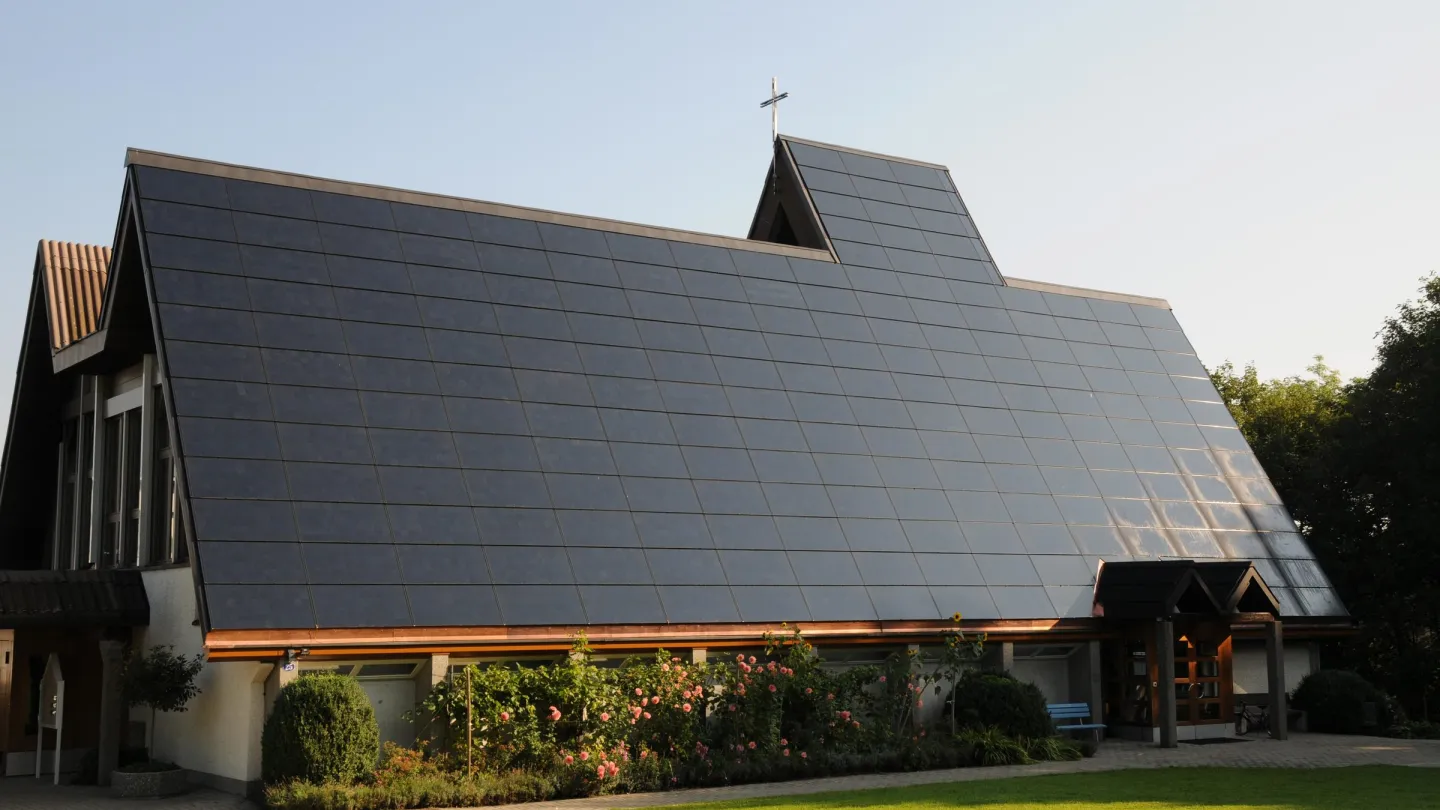 Ökumenische Kirche "Halden" in St. Gallen mit Solaranlage auf Dach