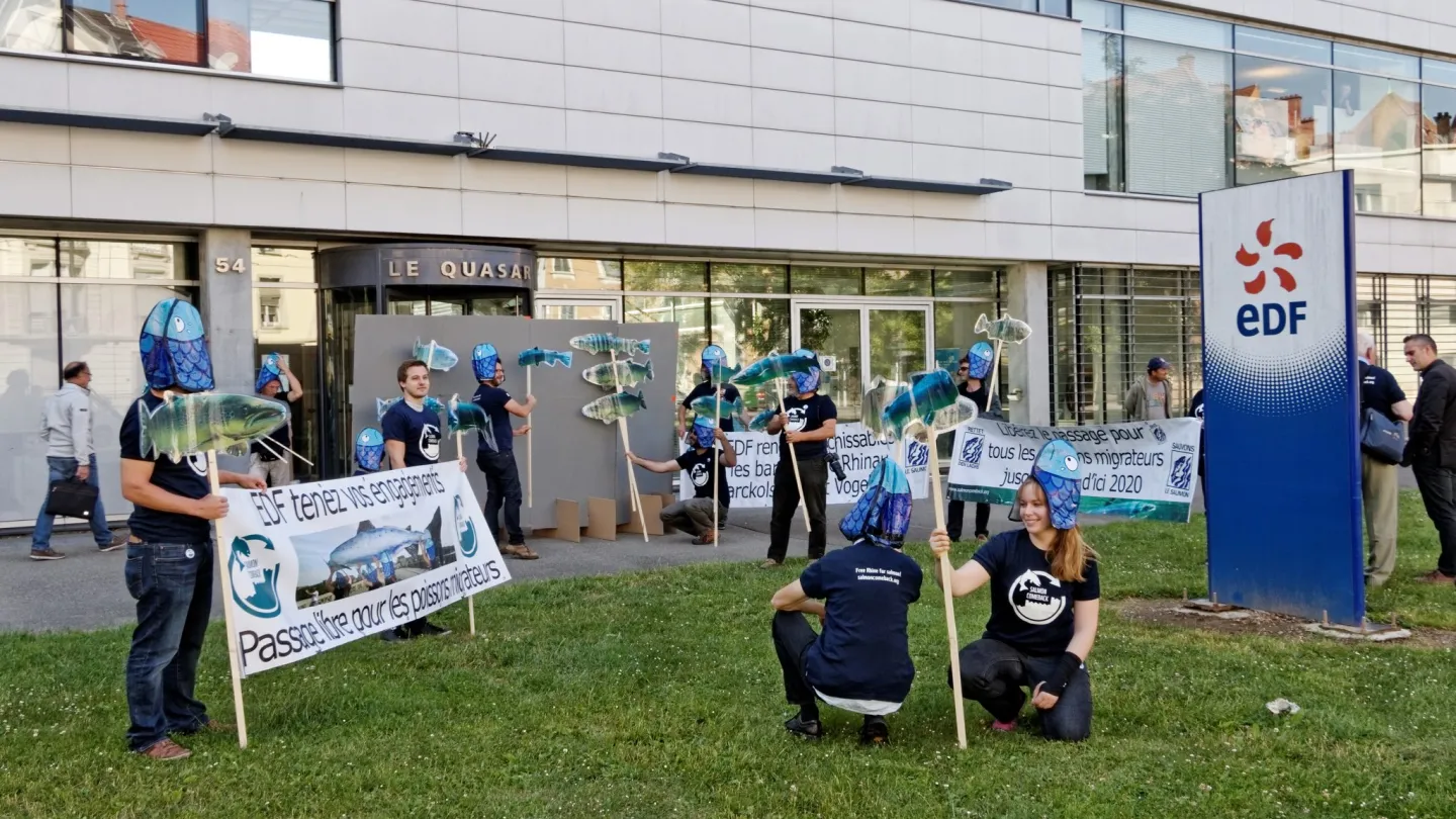blocus symbolique bâtiment EDF dans les ordures Hausen, France