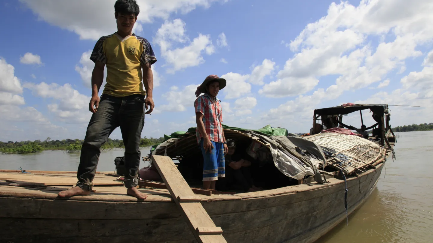 Due pescatori in loro barca sul Mekong