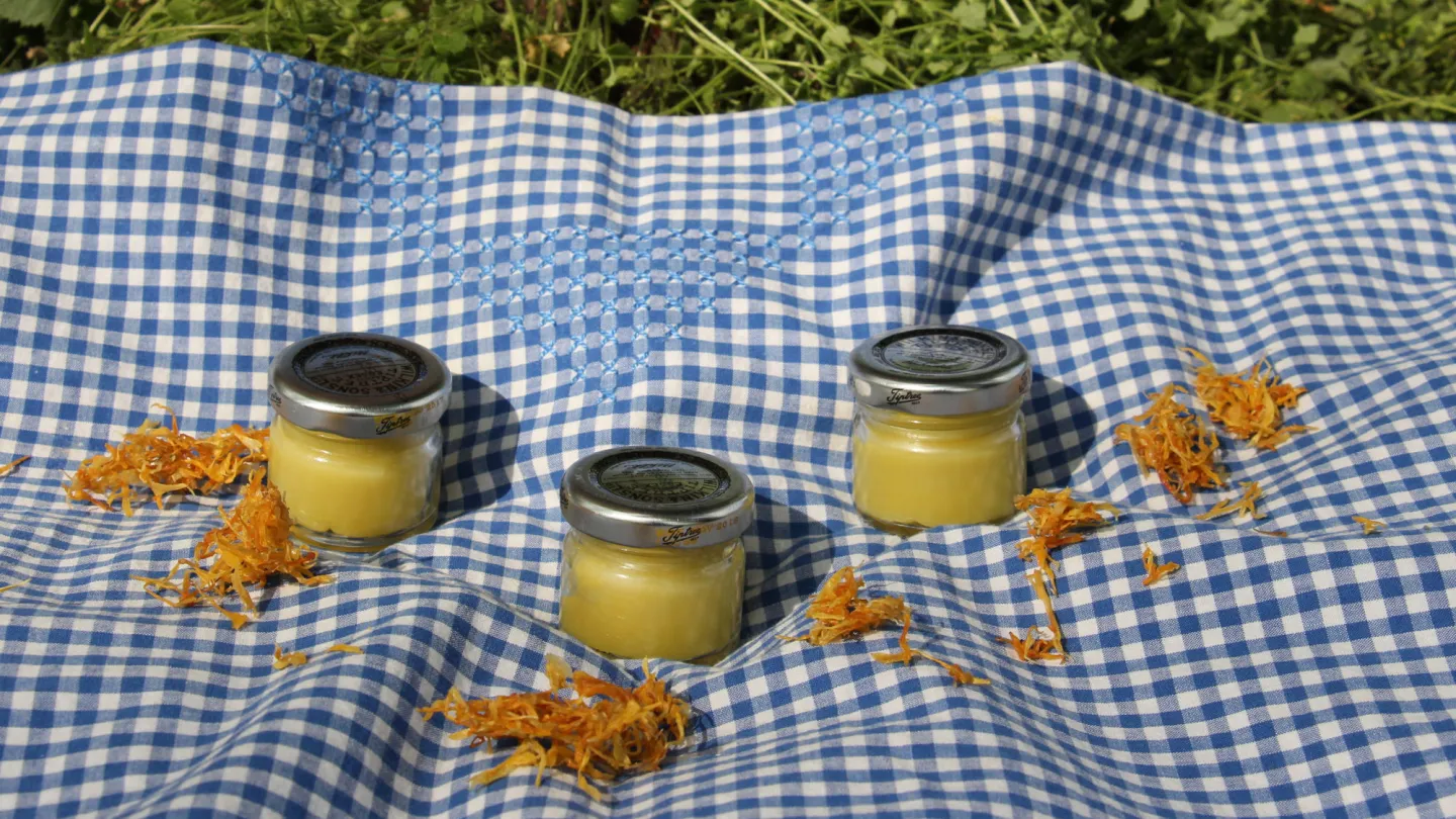 Self-made Ringelblumensalbe in bicchieri