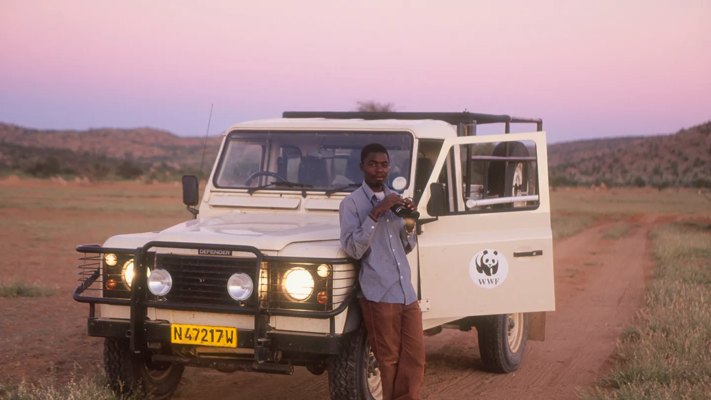 Wildhüter beobachtet Nashörner in Namibia