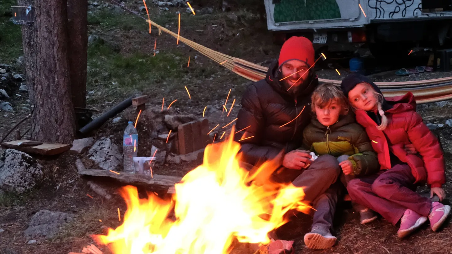 Florian Haenggeli e la sua famiglia sul falò di Natale