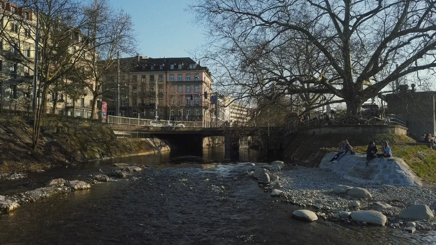 Renaturierung Sihl beim HB Zürich mit Gessnerbrücke