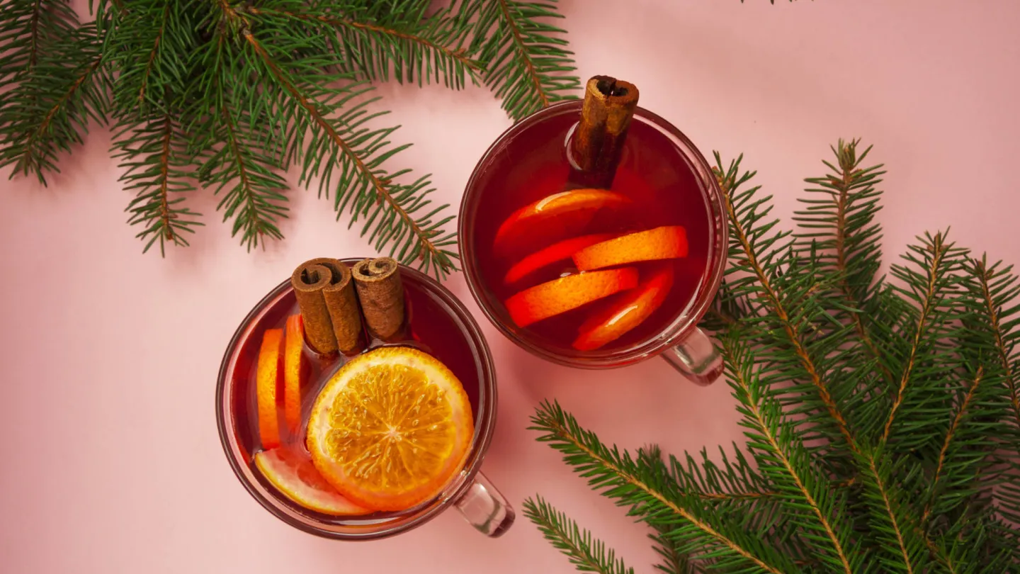 Zwei Gläser mit Glühwein