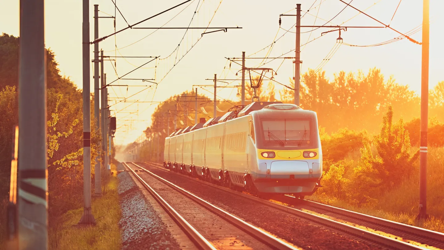 Zug im Sonnenuntergang