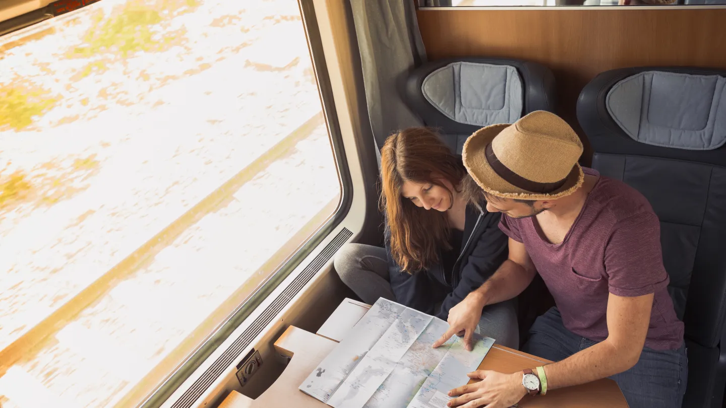 Junge Erwachsenen planen ihre Zugreise